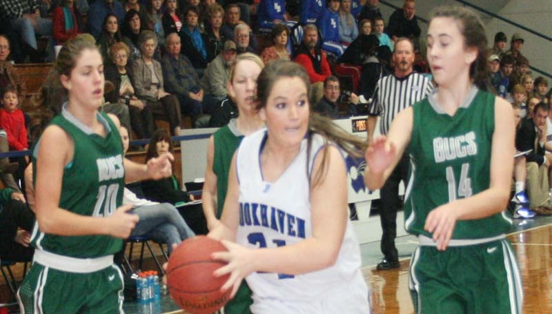 DAILY LEADER / MARTY ALBRIGHT / Brookhaven Academy's Marlee Watts (21) prepares to make a pass to an open teammate as Bowling Green's defenders Holly Waskom (14) and Katelyn Jenkins (20) hustle in to apply pressure Monday night in BA's Christmas Invitational Tournament.