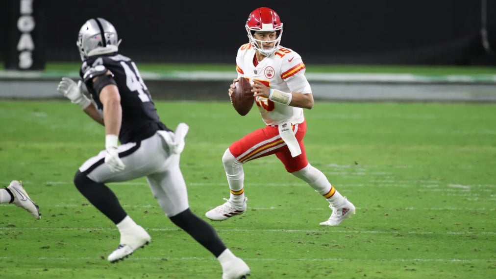 Mahomes hits Kelce in last minute, Chiefs edge Raiders 35-31 - Daily Leader