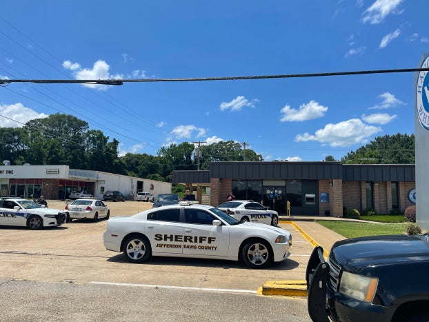 hancock bank robbed in prentiss suspect on the run daily leader daily leader